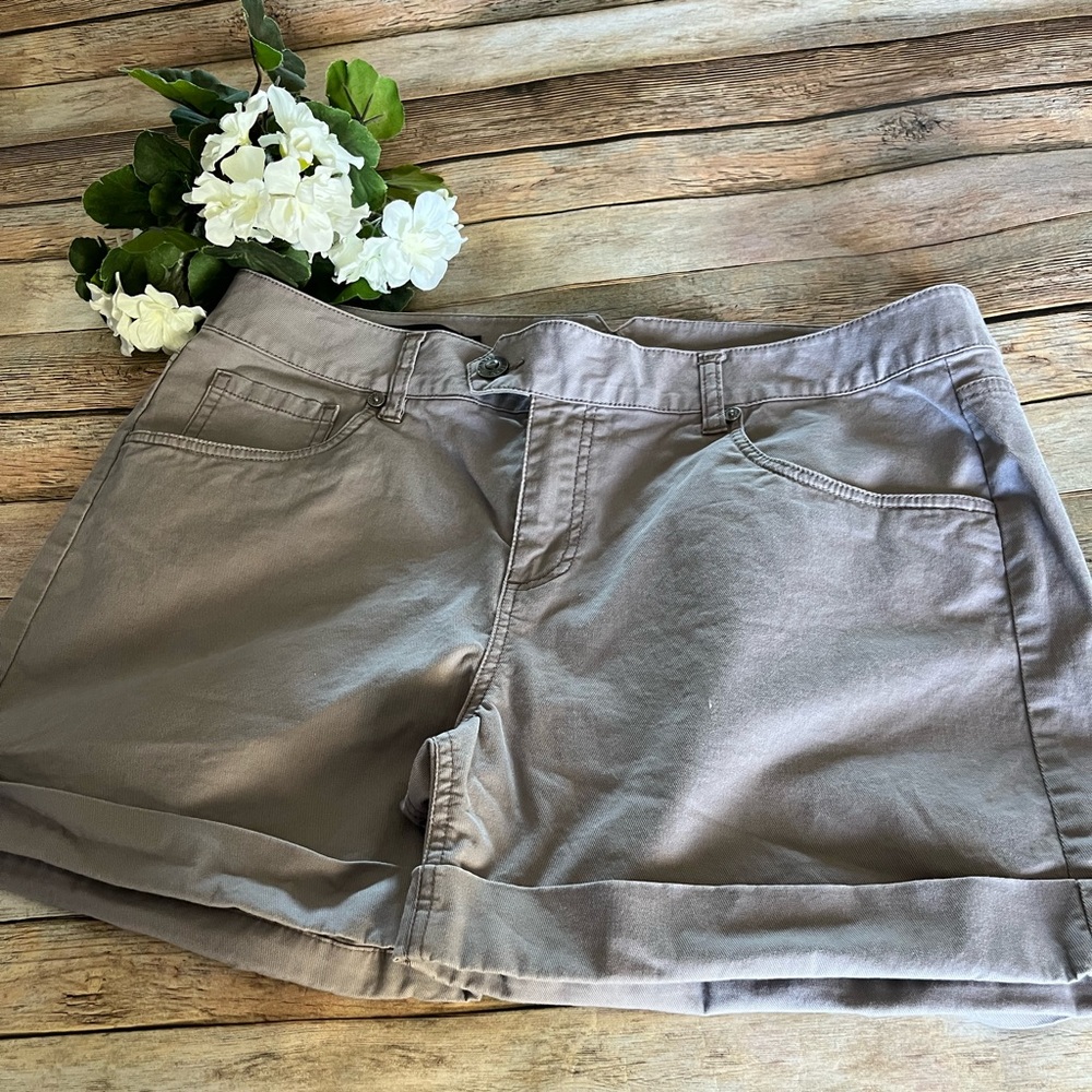 Tribal DeNime Gray Camille Cuffed Shorts Size 31/12